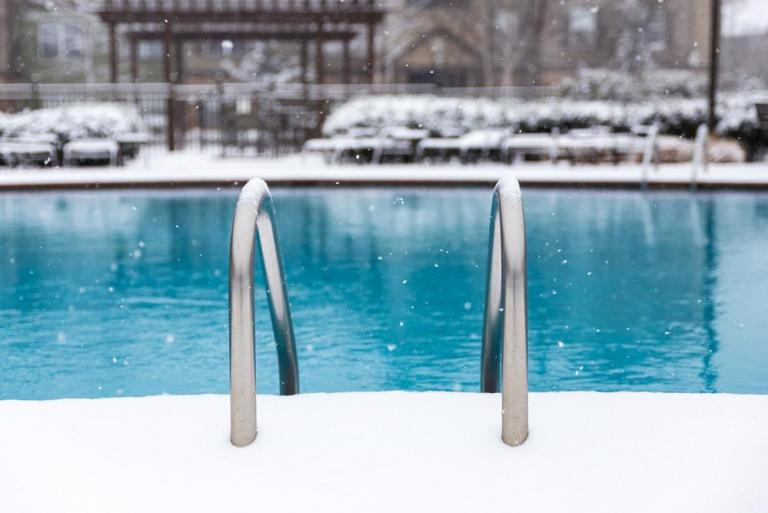 Hivernage de piscine, les étapes clés pour protéger votre bassin